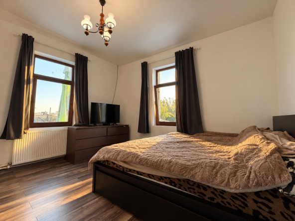 Dormitor modern în lumina apusului.jpg