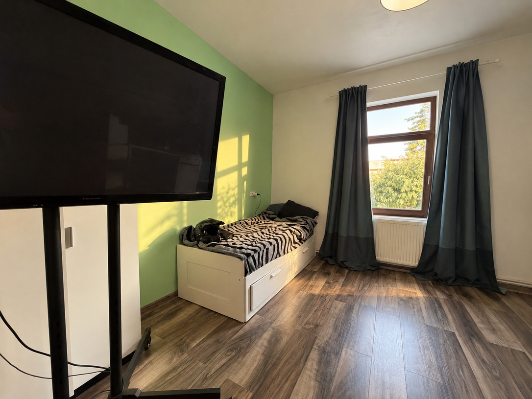 Dormitor compact cu lumină aurie.jpg