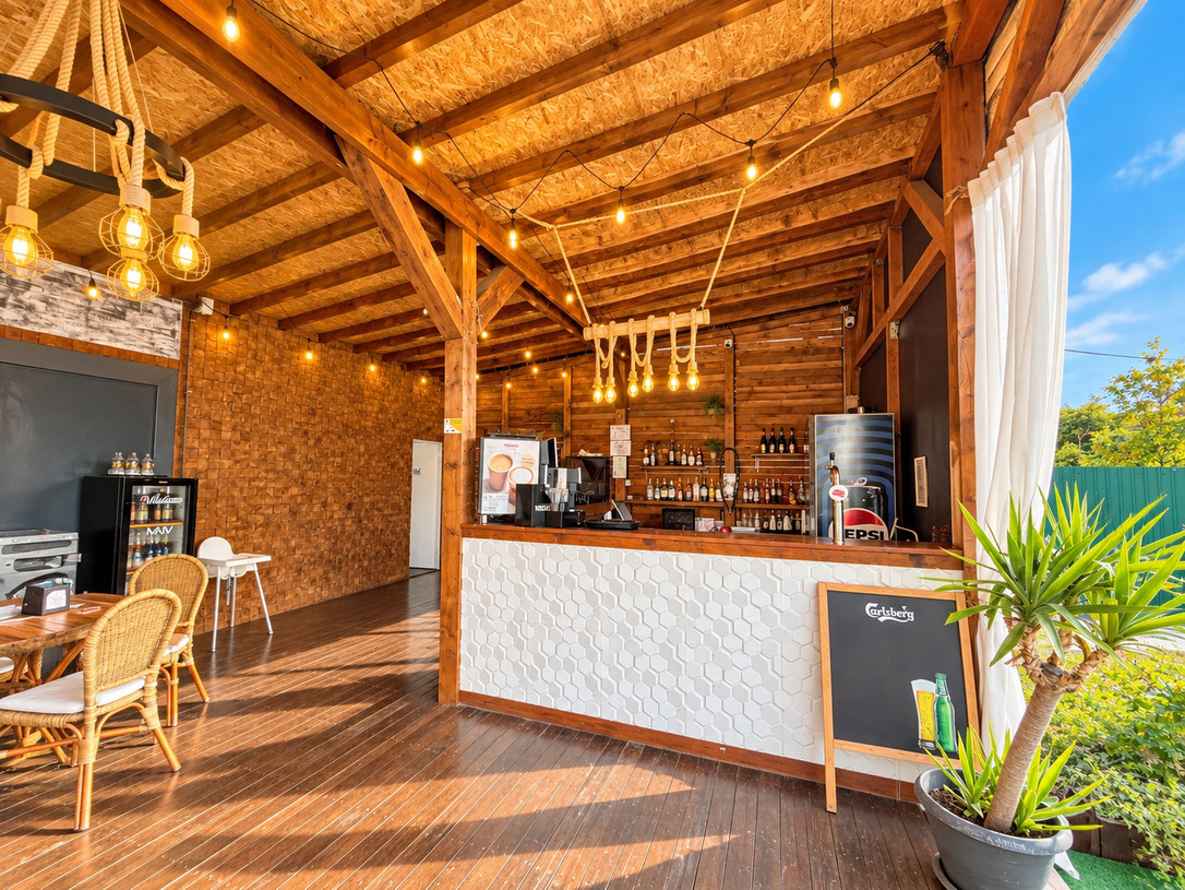 Cafenea rustică cu bar iluminat cald.jpg
